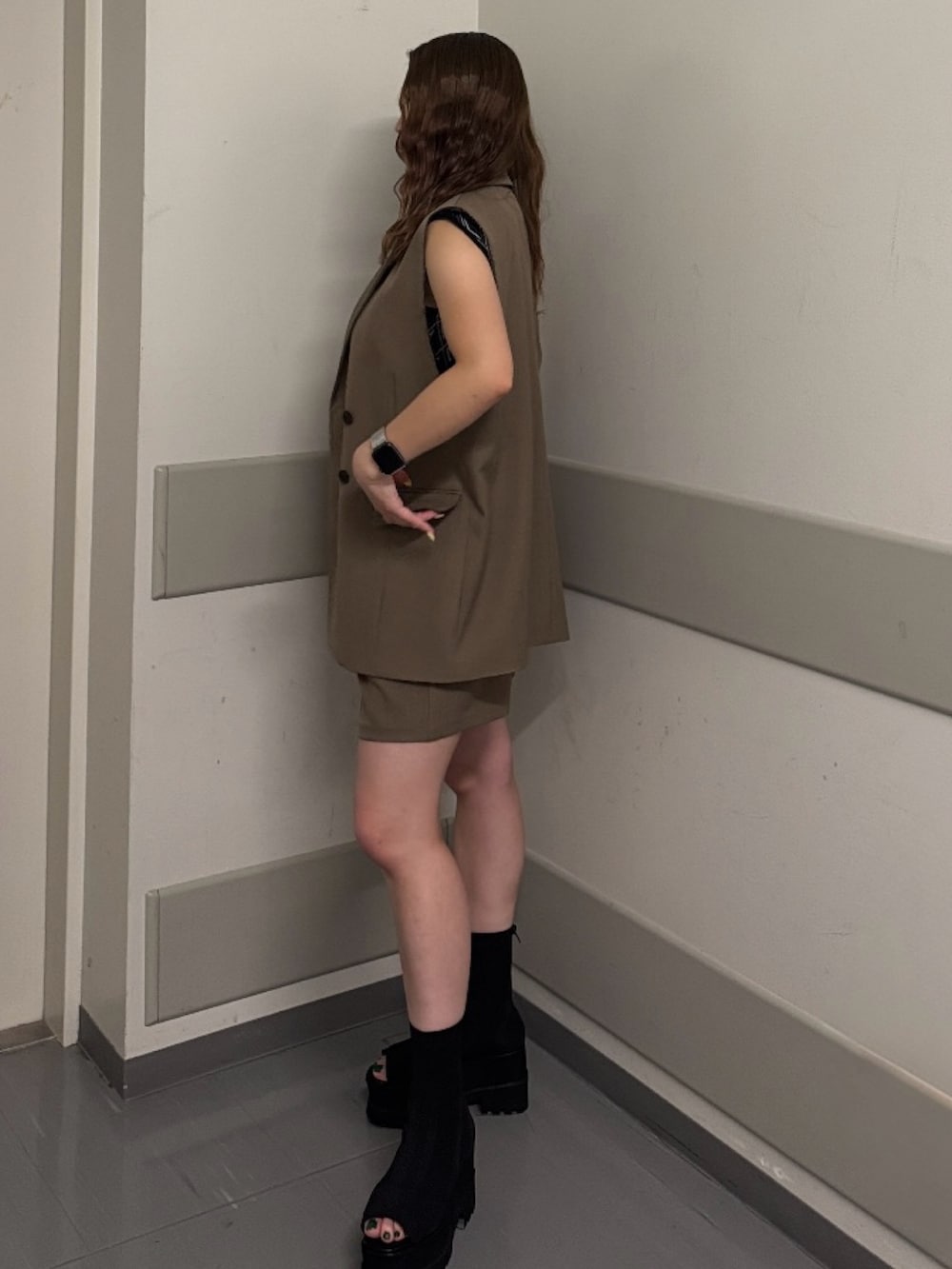 ブラウン系のベスト、ブラック系のタンクトップ、ブラウン系のその他パンツを着用したレディースの夏コーディネートの2枚目の写真