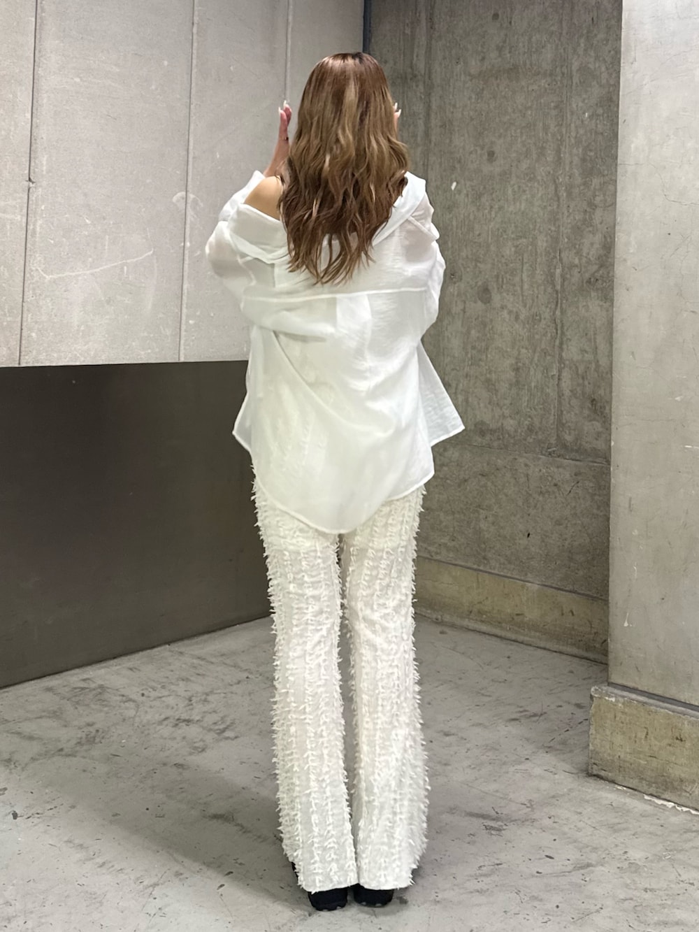 ホワイト系のその他パンツ、ホワイト系のキャミソール、ホワイト系のシャツ/ブラウスを着用したレディースの春コーディネートの3枚目の写真