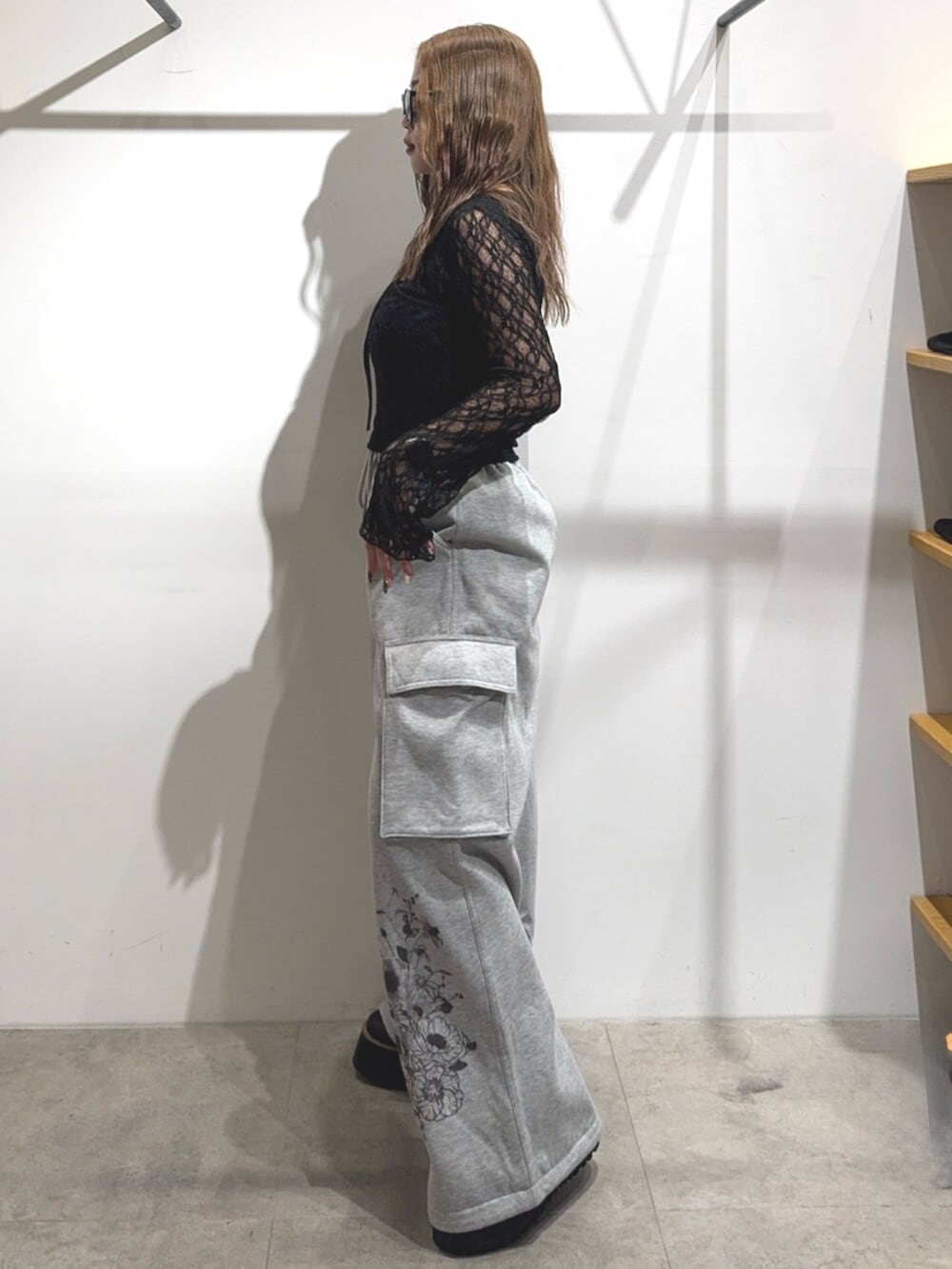 ブラック系のブーツ、グレー系のスウェットパンツ、ブラック系のTシャツ/カットソーを着用したレディースの秋コーディネートの2枚目の写真