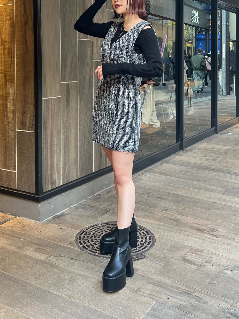 その他のワンピース、ブラック系のニット/セーターを着用したレディースの冬コーディネートの3枚目の写真