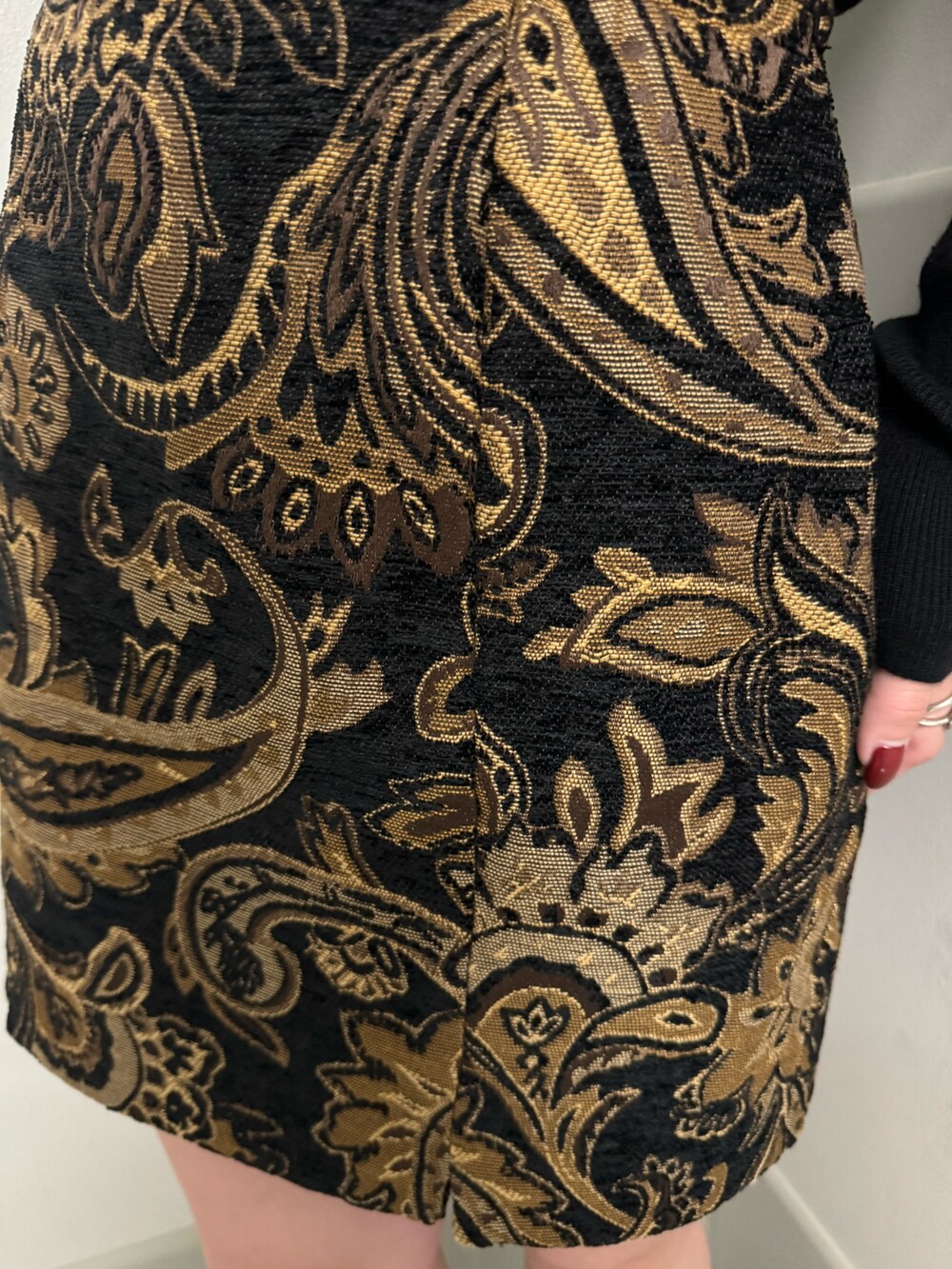 ブラック系のキャミソール、ブラック系のスカート、ブラウン系のブーツを着用したレディースの秋コーディネートの5枚目の写真