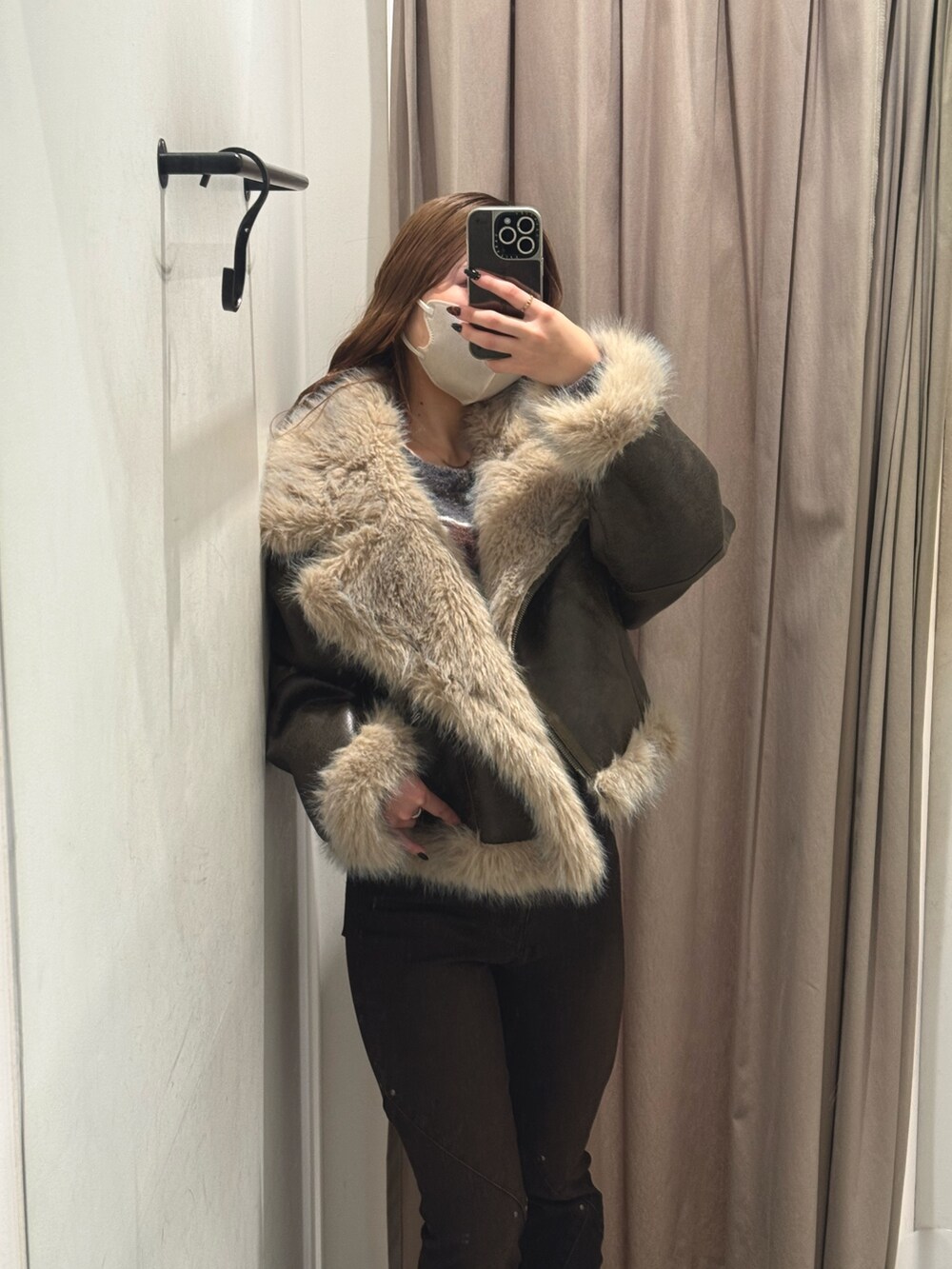 ブラック系のブーツ、ブラウン系のデニムパンツ、ブラウン系のニット/セーターを着用したレディースの秋コーディネートの4枚目の写真