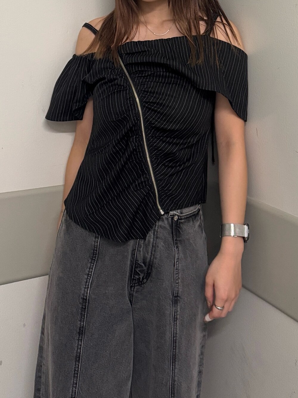 ブラック系のシャツ/ブラウス、ブラック系のデニムパンツ、ブラック系のサンダルを着用したレディースの夏コーディネートの5枚目の写真