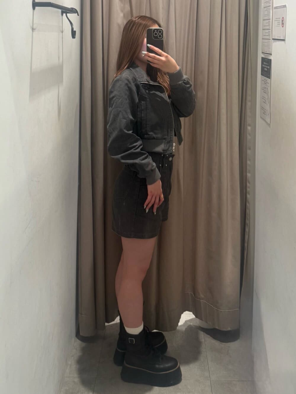 ブラック系のブーツ、グレー系のブルゾン、ブルー系のTシャツ/カットソーを着用したレディースの春コーディネートの2枚目の写真