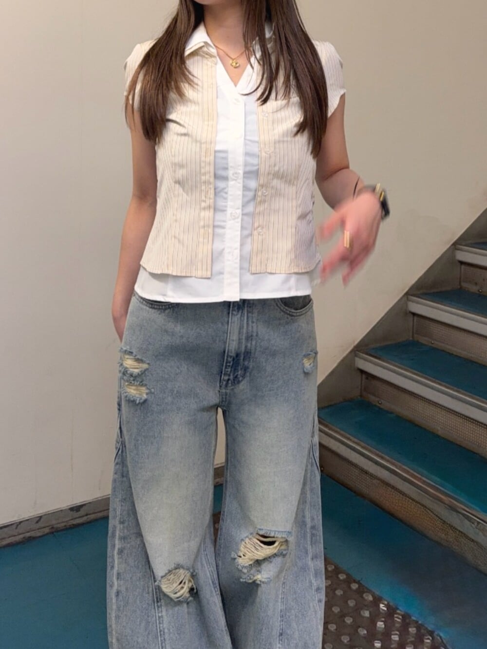 ブルー系のデニムパンツ、ブラック系のブーツ、イエロー系のシャツ/ブラウスを着用したレディースの夏コーディネートの4枚目の写真