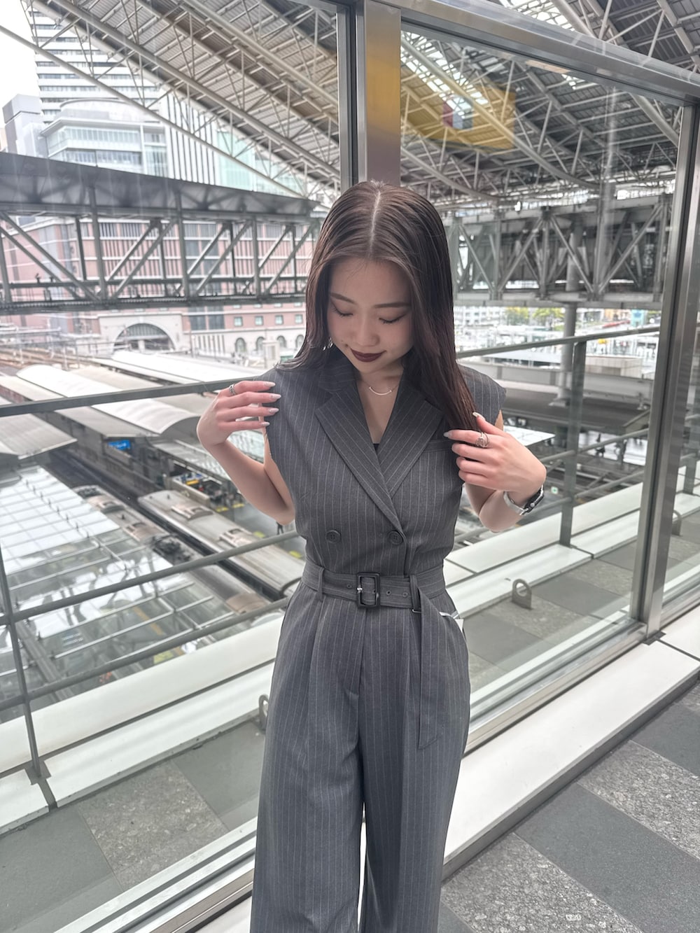 その他のつなぎ/オールインワン、ブラック系のブーツを着用したレディースの春コーディネートの5枚目の写真