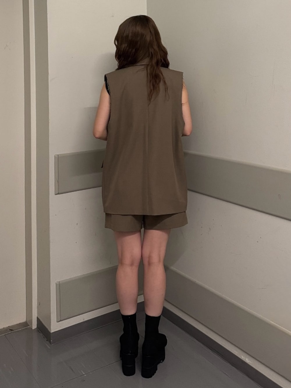 ブラウン系のベスト、ブラック系のタンクトップ、ブラウン系のその他パンツを着用したレディースの夏コーディネートの3枚目の写真