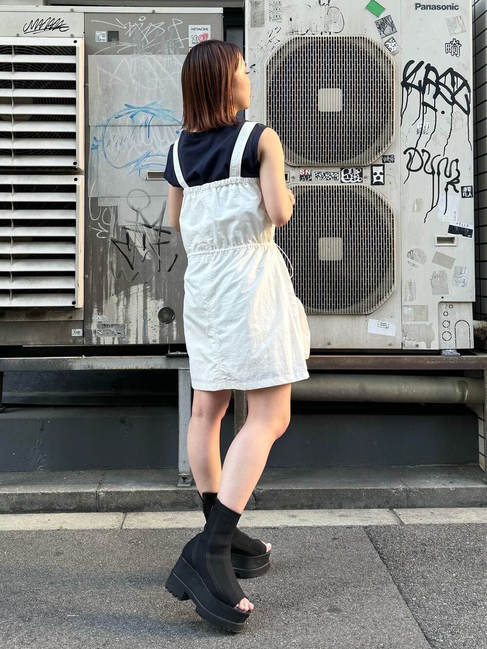 ホワイト系のワンピース、ブルー系のタンクトップを着用したレディースの春コーディネートの2枚目の写真