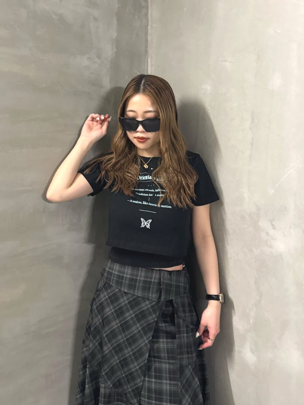 ブラック系のブーツ、ブラック系のワンピース、ブラック系のTシャツ/カットソーを着用したレディースの春コーディネートの4枚目の写真