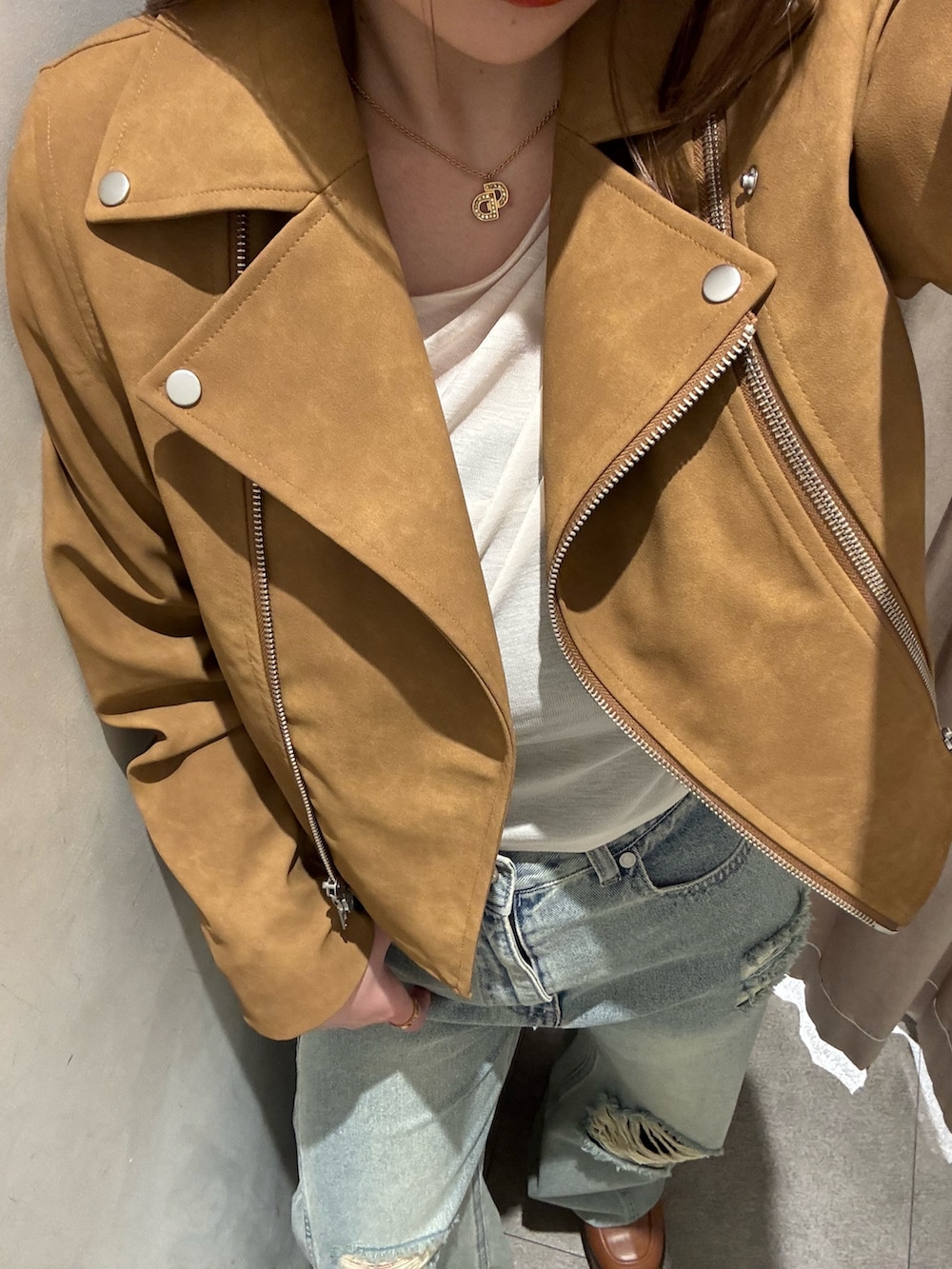 ブルー系のデニムパンツ、ホワイト系のTシャツ/カットソー、イエロー系のライダースジャケットを着用したレディースの春コーディネートの5枚目の写真