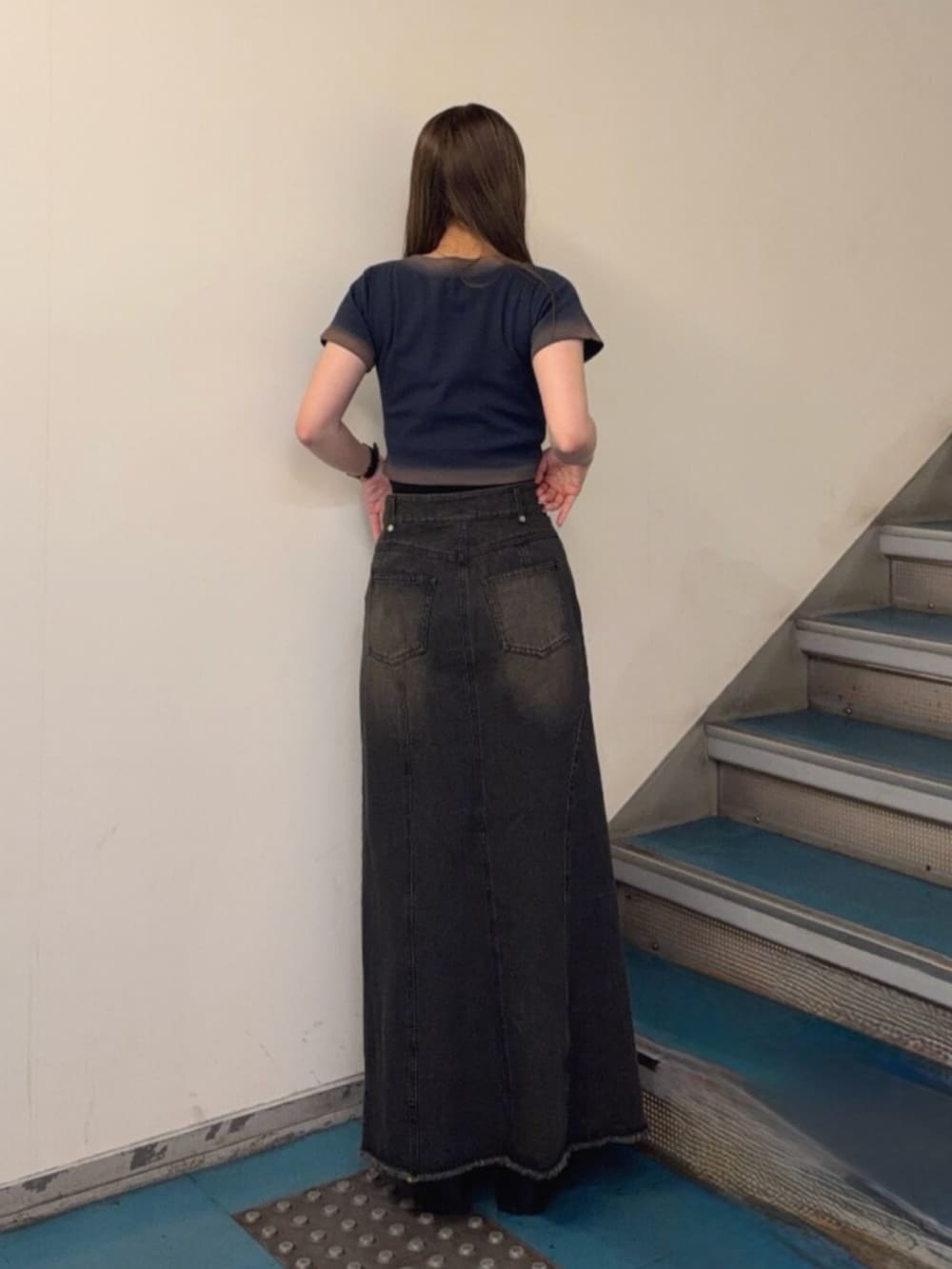 ブラック系のブーツ、ブラック系のデニムスカート、ブルー系のTシャツ/カットソーを着用したレディースの夏コーディネートの3枚目の写真