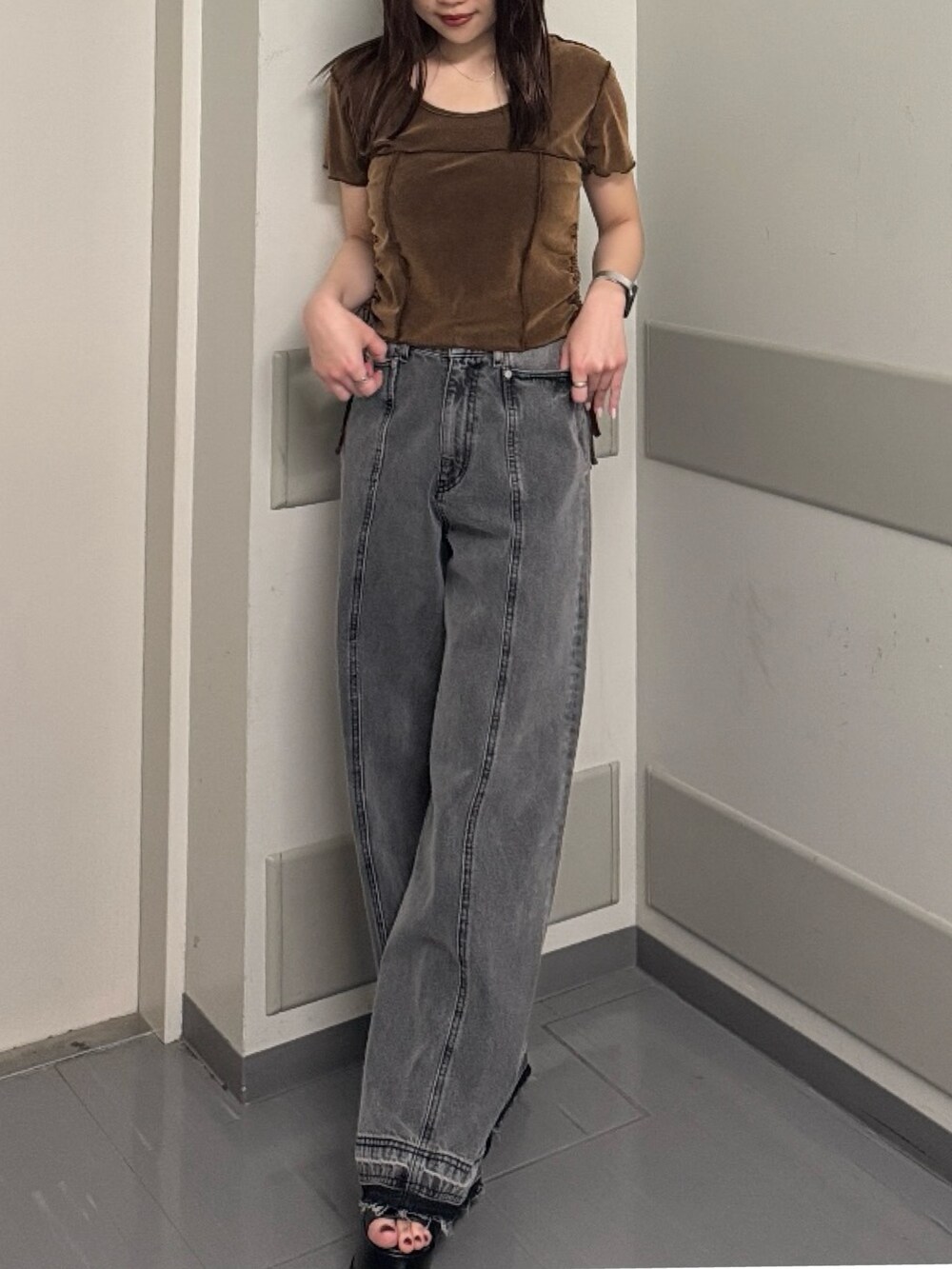 ブラウン系のTシャツ/カットソー、ブラック系のデニムパンツ、ブラック系のサンダルを着用したレディースの春コーディネートの4枚目の写真