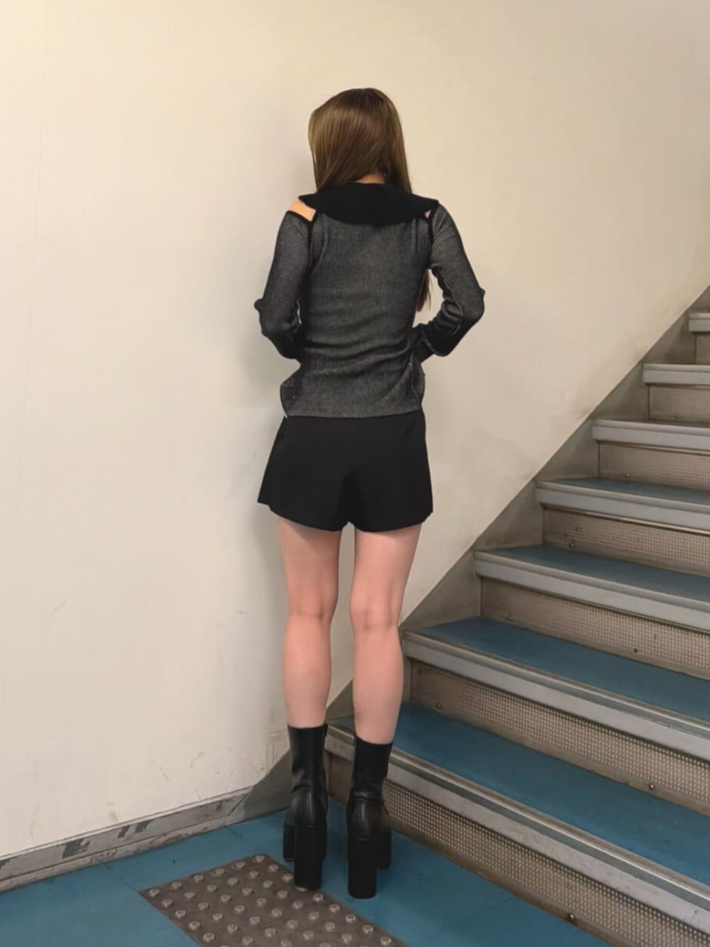 ブラック系のその他パンツ、その他のニット/セーター、ブラック系のブーツを着用したレディースの秋コーディネートの3枚目の写真