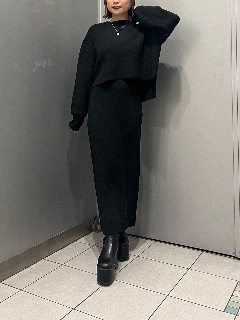 ブラック系のニット/セーター、ブラック系のスカートを着用したレディースの冬コーディネートの7枚目の写真