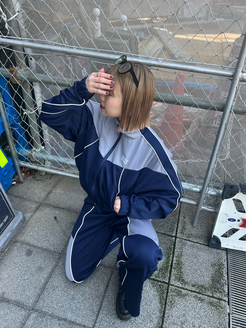 ブルー系のブルゾン、ブルー系のその他パンツを着用したレディースの春コーディネートの6枚目の写真