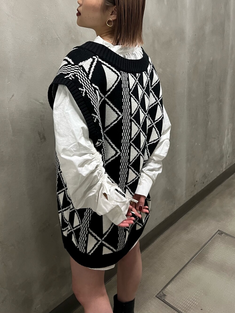 その他のベスト、ホワイト系のシャツ/ブラウスを着用したレディースの冬コーディネートの7枚目の写真