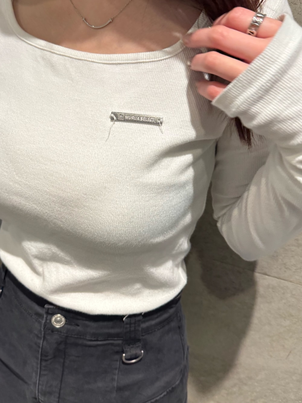 ホワイト系のTシャツ/カットソー、ブラック系のスカート、ブラウン系のブーツを着用したレディースの春コーディネートの5枚目の写真