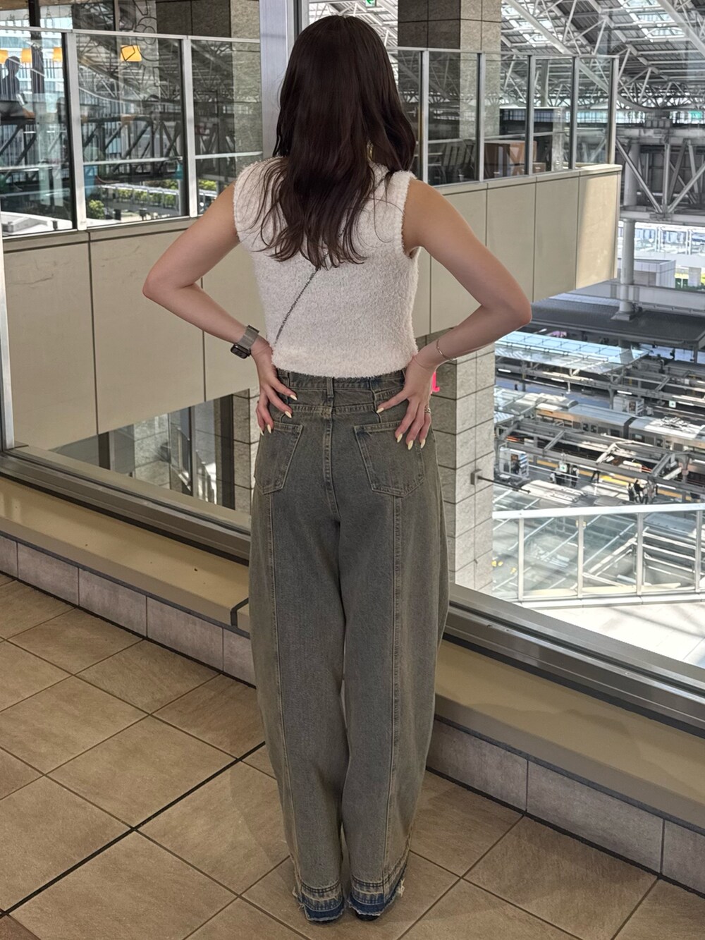 ホワイト系のニット/セーター、その他のデニムパンツ、ブラック系のサンダルを着用したレディースの夏コーディネートの3枚目の写真