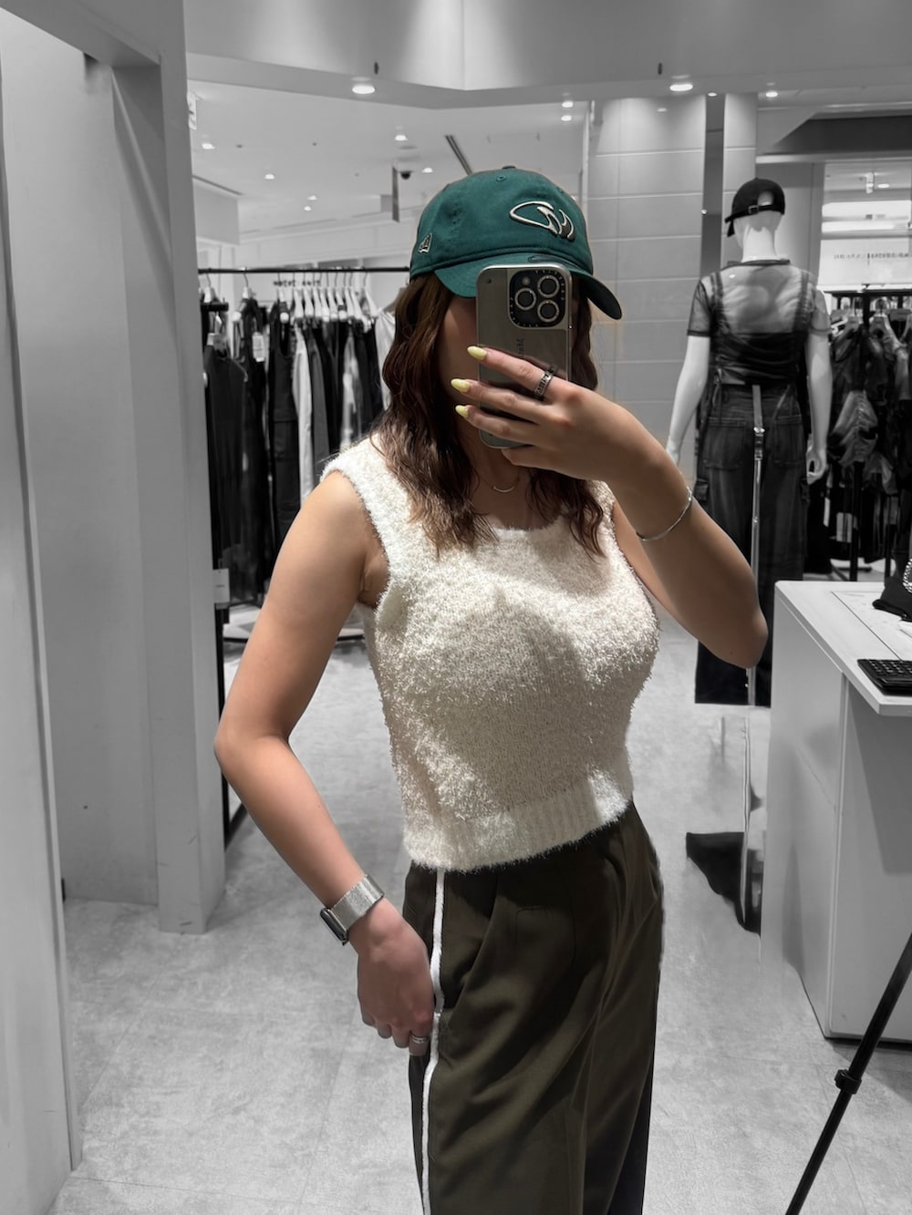 ホワイト系のニット/セーター、グリーン系のその他パンツ、ブラック系のサンダルを着用したレディースの夏コーディネートの4枚目の写真