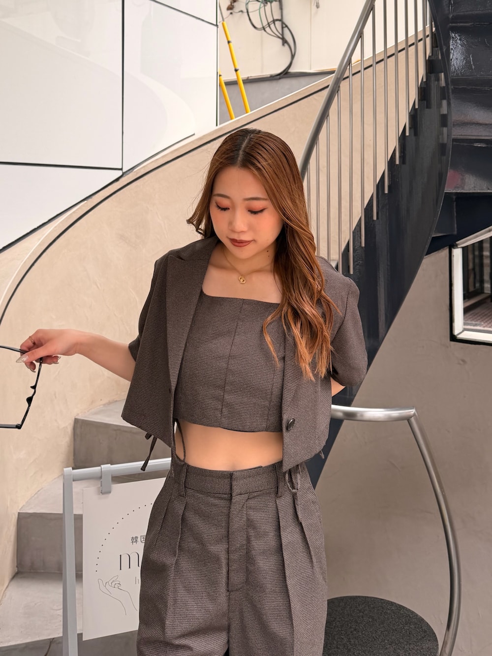 ブラウン系のその他パンツ、ブラウン系のタンクトップ、ブラウン系のテーラードジャケットを着用したレディースの春コーディネートの4枚目の写真