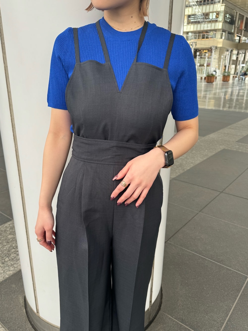 ブルー系のニット/セーター、グレー系のワンピースを着用したレディースの春コーディネートの7枚目の写真