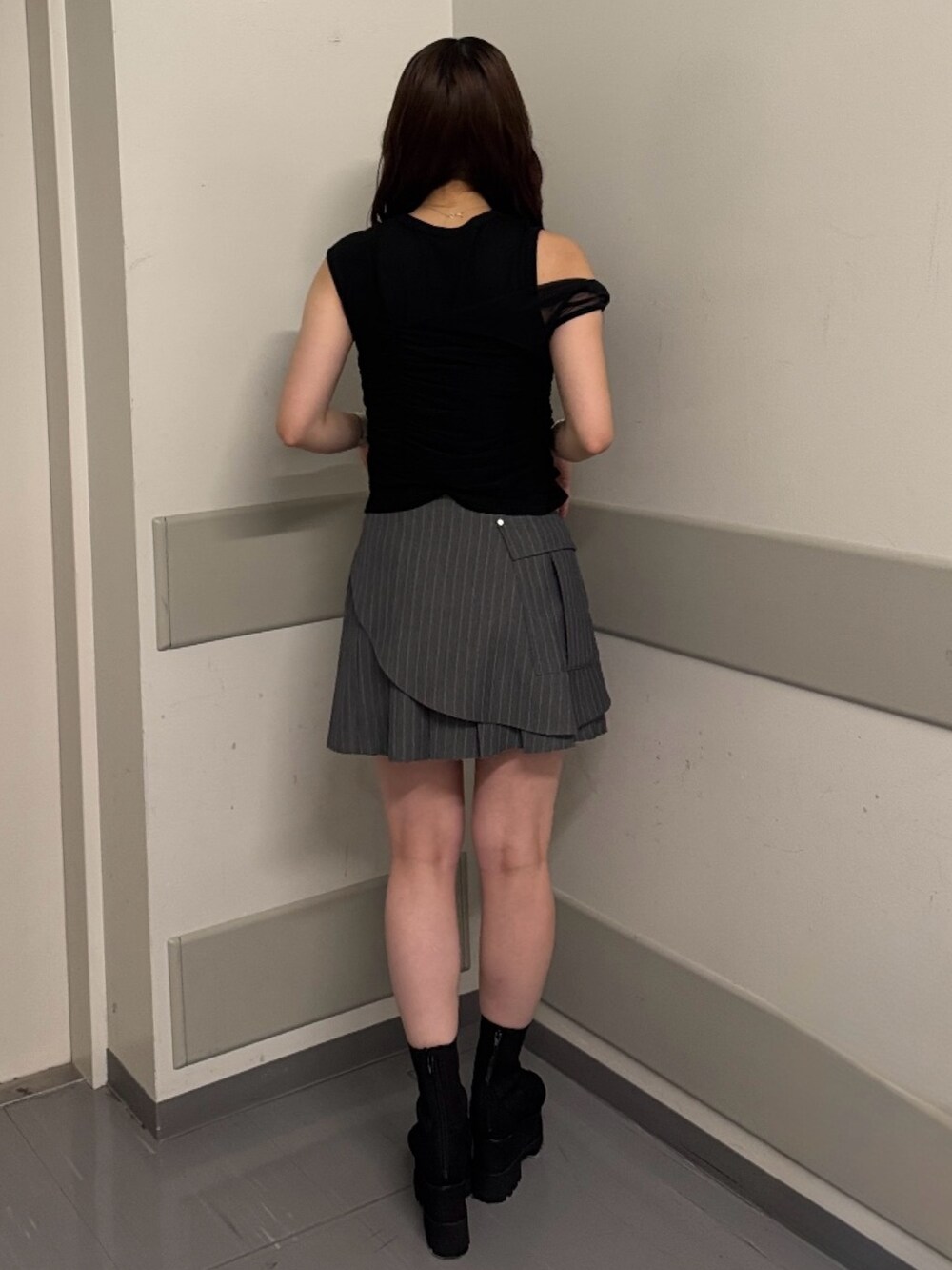 ブラック系のTシャツ/カットソー、その他のスカート、ブラック系のサンダルを着用したレディースの夏コーディネートの3枚目の写真