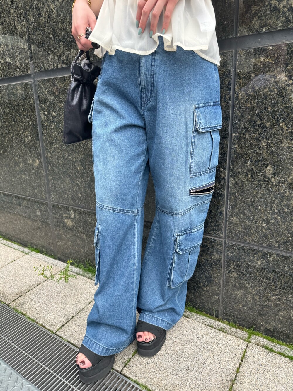 ホワイト系のシャツ/ブラウス、ブルー系のデニムパンツを着用したレディースの春コーディネートの8枚目の写真