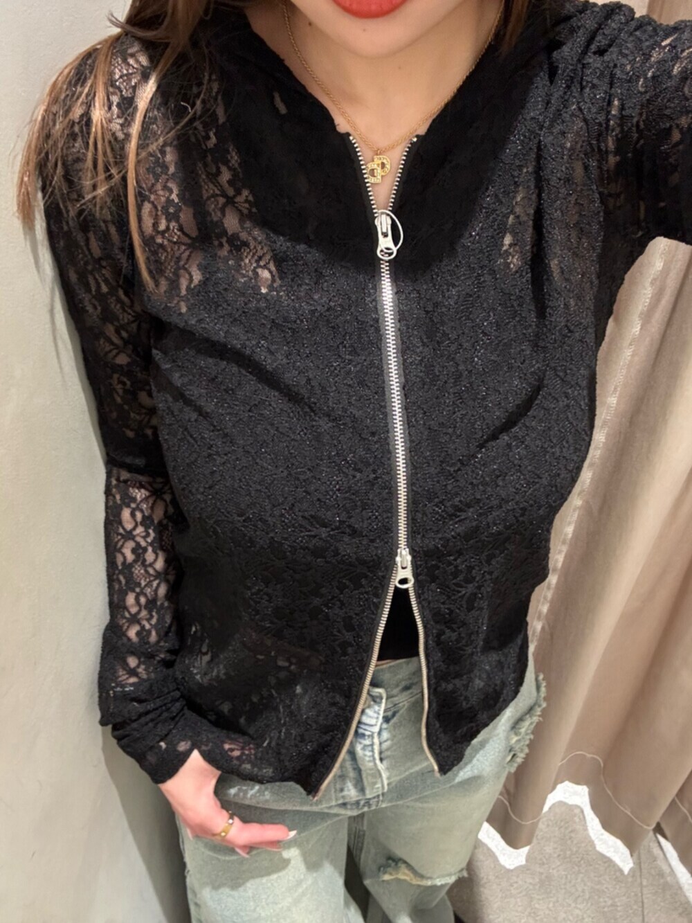 ブラック系のブーツ、ブルー系のデニムパンツ、ブラック系のパーカーを着用したレディースの春コーディネートの5枚目の写真