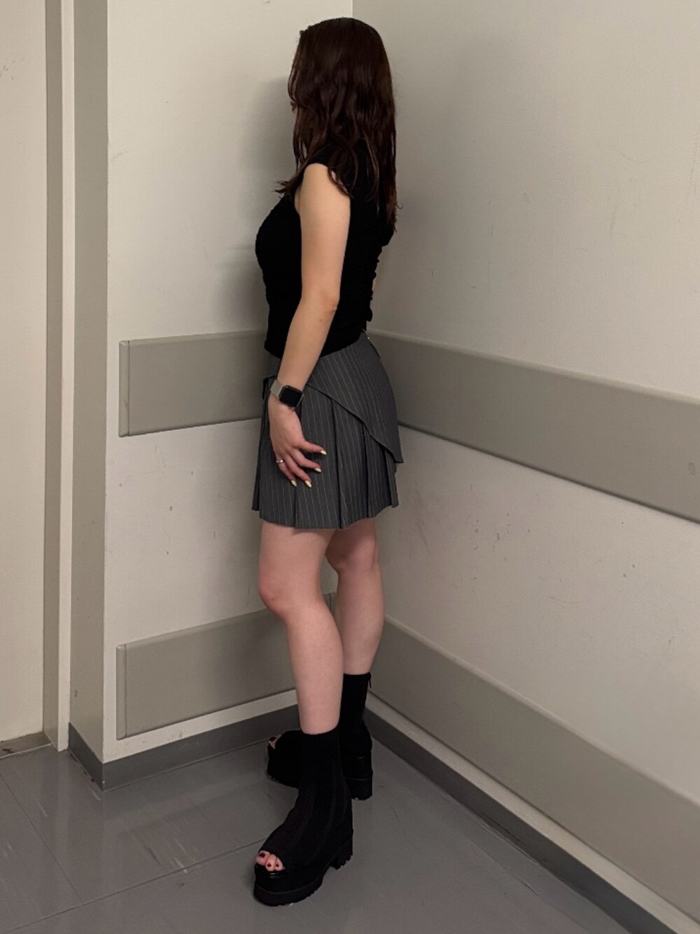 ブラック系のTシャツ/カットソー、その他のスカート、ブラック系のサンダルを着用したレディースの夏コーディネートの2枚目の写真