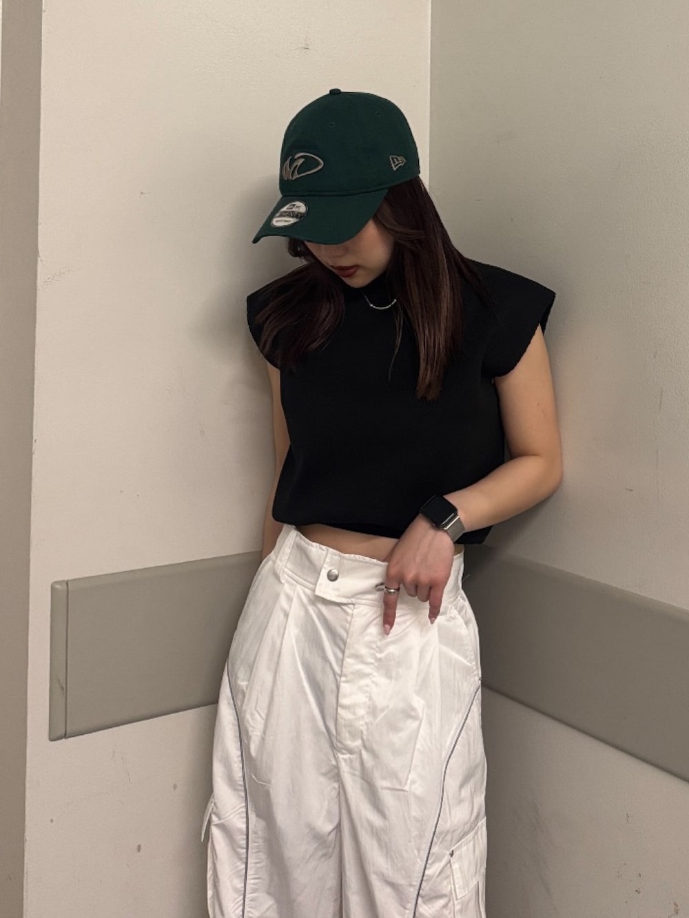 ホワイト系のカーゴパンツ、ブラック系のニット/セーター、ブラック系のサンダルを着用したレディースの春コーディネートの5枚目の写真