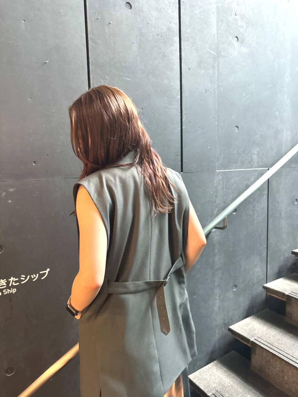 ブラック系のサンダル、グレー系のベスト、ブラック系のワンピースを着用したレディースの夏コーディネートの6枚目の写真