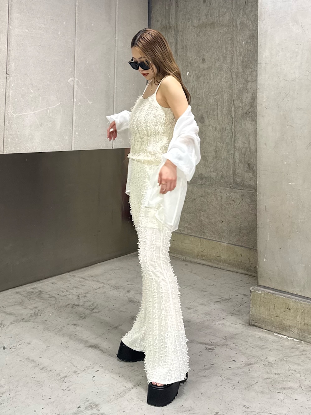 ホワイト系のその他パンツ、ホワイト系のキャミソール、ホワイト系のシャツ/ブラウスを着用したレディースの春コーディネートの4枚目の写真