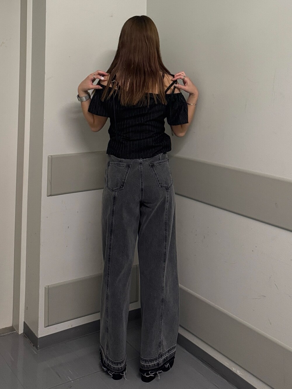 ブラック系のシャツ/ブラウス、ブラック系のデニムパンツ、ブラック系のサンダルを着用したレディースの夏コーディネートの3枚目の写真