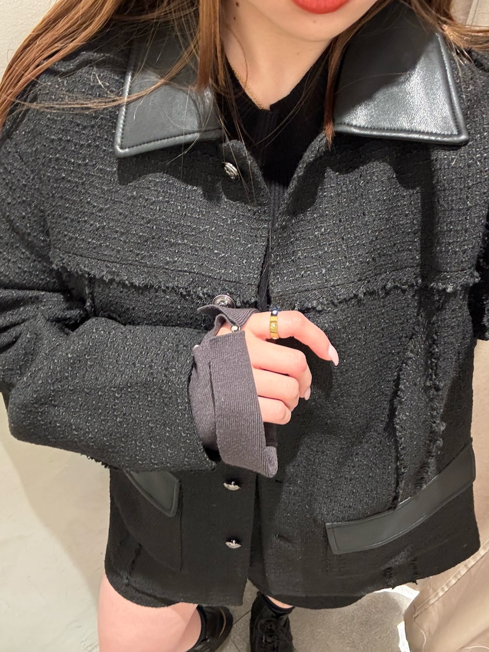 ブラック系のテーラードジャケット、ブラック系のその他パンツ、ブラック系のブーツを着用したレディースの春コーディネートの5枚目の写真