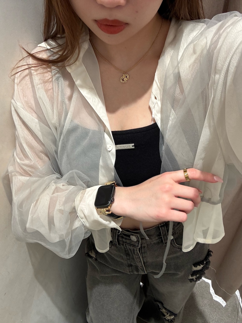 グレー系のデニムパンツ、イエロー系のシャツ/ブラウス、ブラック系のブーツを着用したレディースの春コーディネートの5枚目の写真