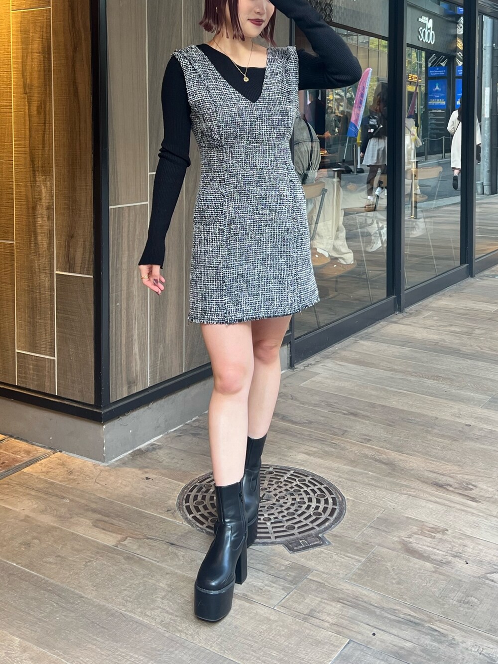 その他のワンピース、ブラック系のニット/セーターを着用したレディースの冬コーディネートの5枚目の写真