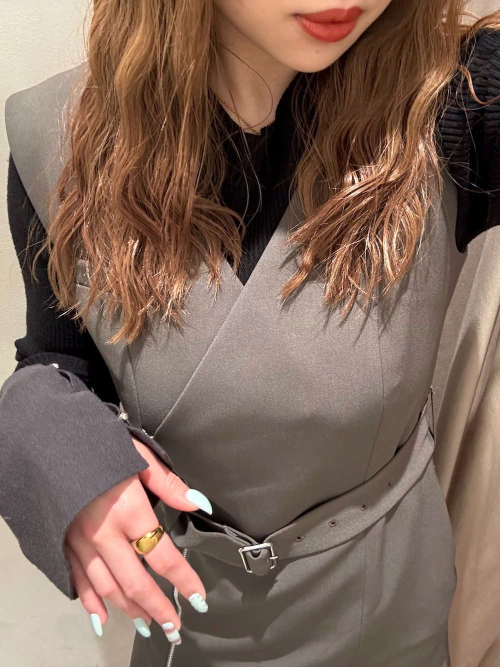 グレー系のワンピース、ブラック系のニット/セーター、ブラック系のブーツを着用したレディースの冬コーディネートの5枚目の写真