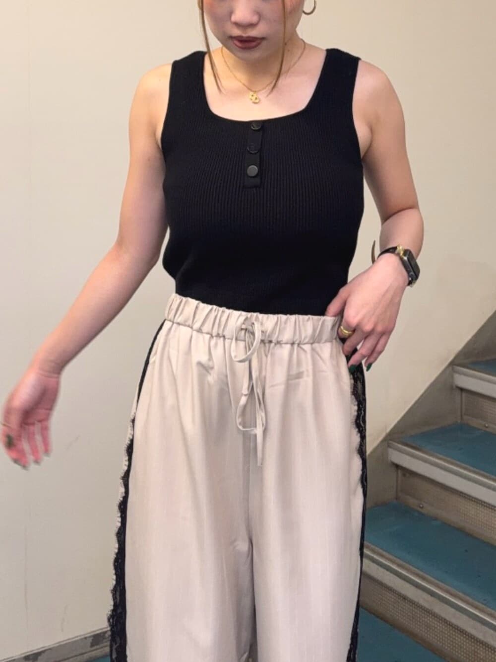 ブラック系のブーツ、ブラック系のニット/セーター、ベージュ系のその他パンツを着用したレディースの夏コーディネートの4枚目の写真