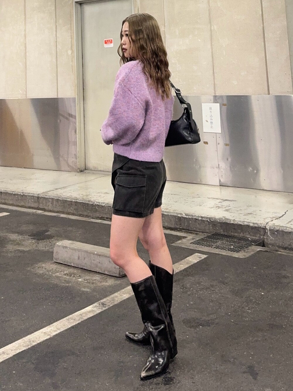 ブラック系のその他パンツ、ピンク系のニット/セーター、ブラウン系のブーツを着用したレディースの秋コーディネートの2枚目の写真