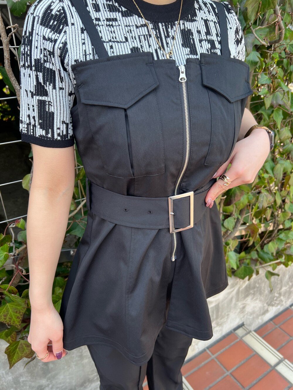 ブラック系のニット/セーター、ブラック系のシャツ/ブラウス、ブラック系のその他パンツを着用したレディースの春コーディネートの8枚目の写真