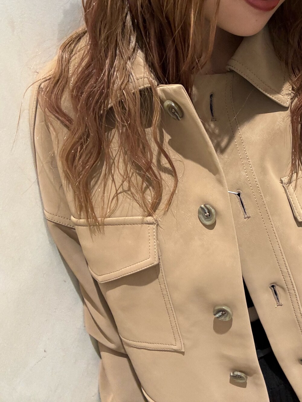 ベージュ系のその他アウター、ブラック系のその他パンツ、ブラウン系のブーツを着用したレディースの秋コーディネートの5枚目の写真