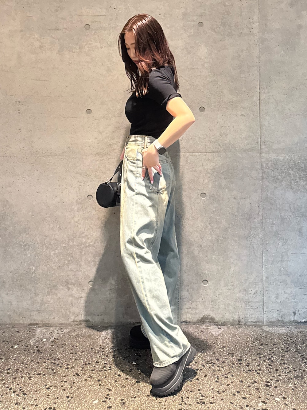 ブラック系のTシャツ/カットソー、ブルー系のデニムパンツ、ブラック系のブーツを着用したレディースの春コーディネートの2枚目の写真