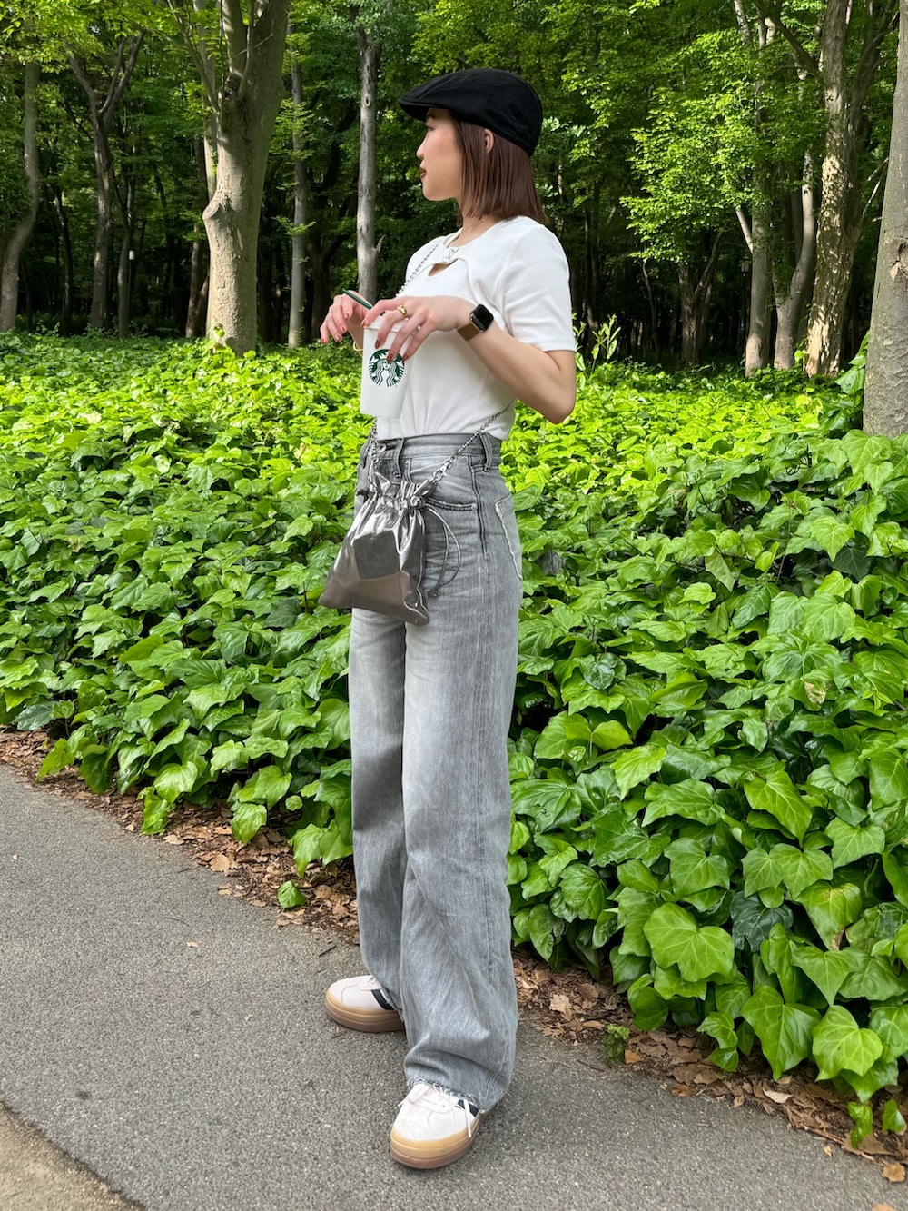 ホワイト系のTシャツ/カットソー、グレー系のショルダーバッグを着用したレディースの春コーディネートの2枚目の写真