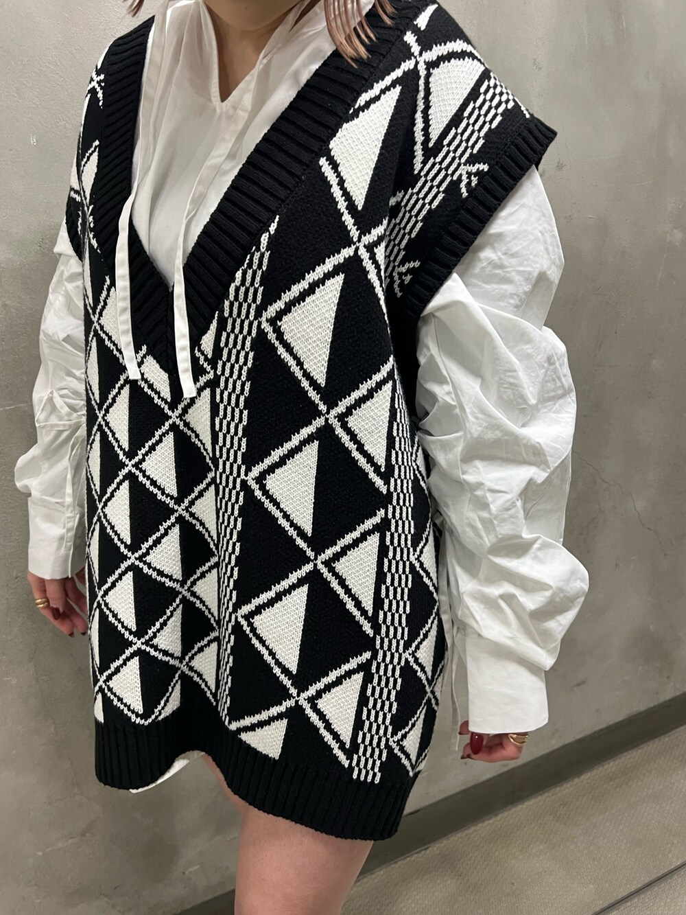 その他のベスト、ホワイト系のシャツ/ブラウスを着用したレディースの冬コーディネートの8枚目の写真