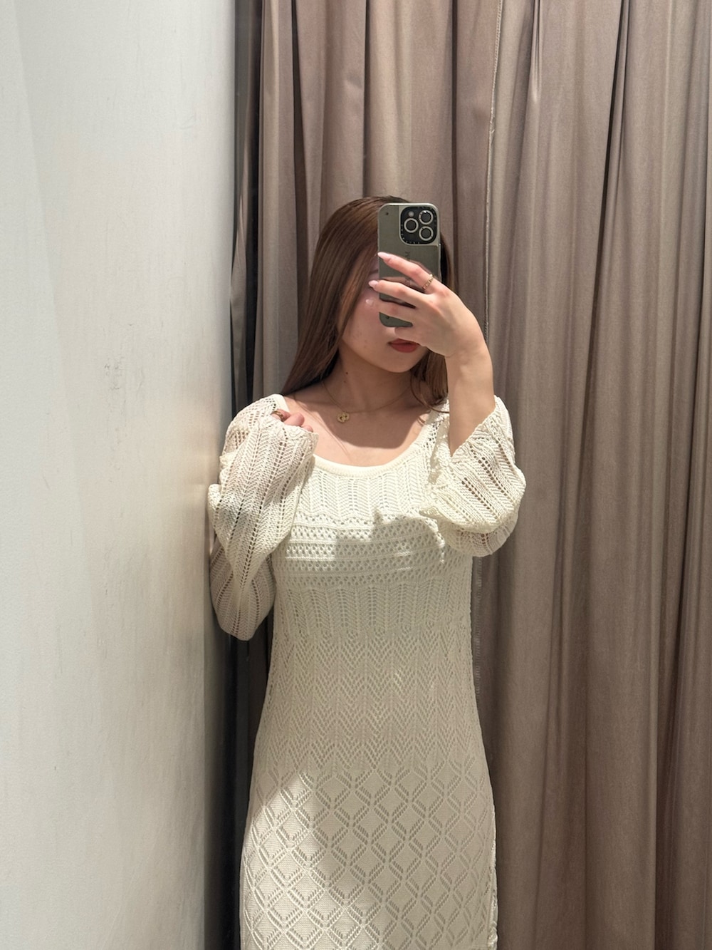 ホワイト系のワンピース、ブラック系のブーツを着用したレディースの春コーディネートの4枚目の写真