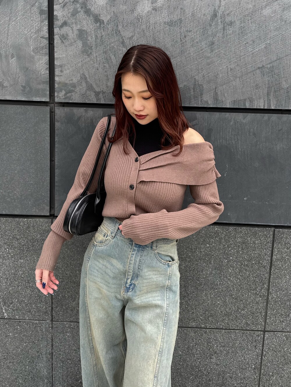 ブラウン系のニット/セーター、ブルー系のデニムパンツ、ブラック系のブーツを着用したレディースの冬コーディネートの4枚目の写真