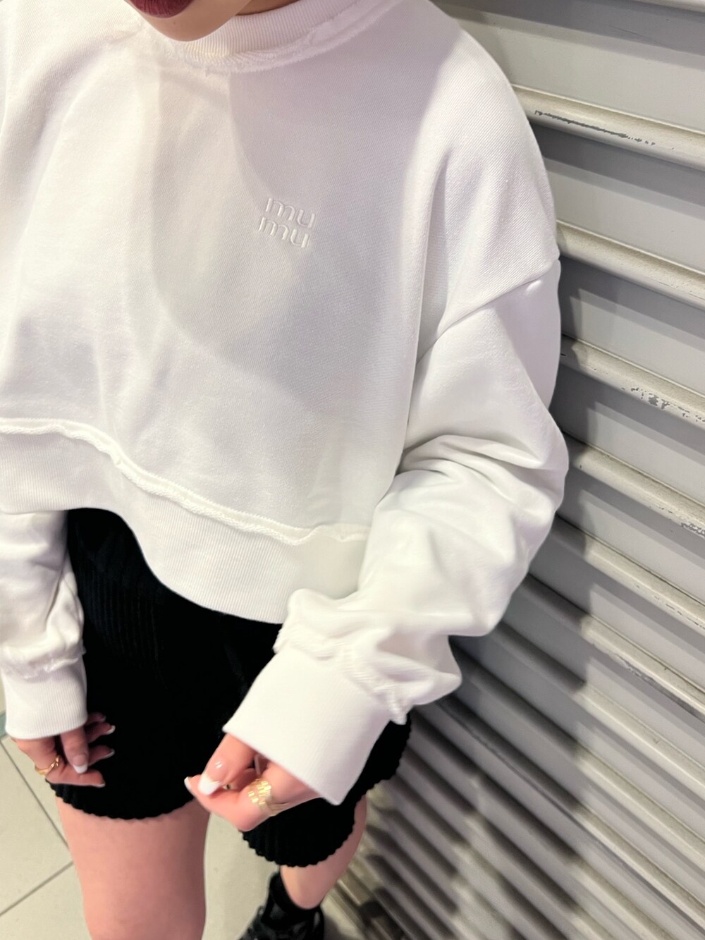 ホワイト系のスウェット、ブラック系のその他パンツ、グレー系のキャップを着用したレディースの冬コーディネートの7枚目の写真
