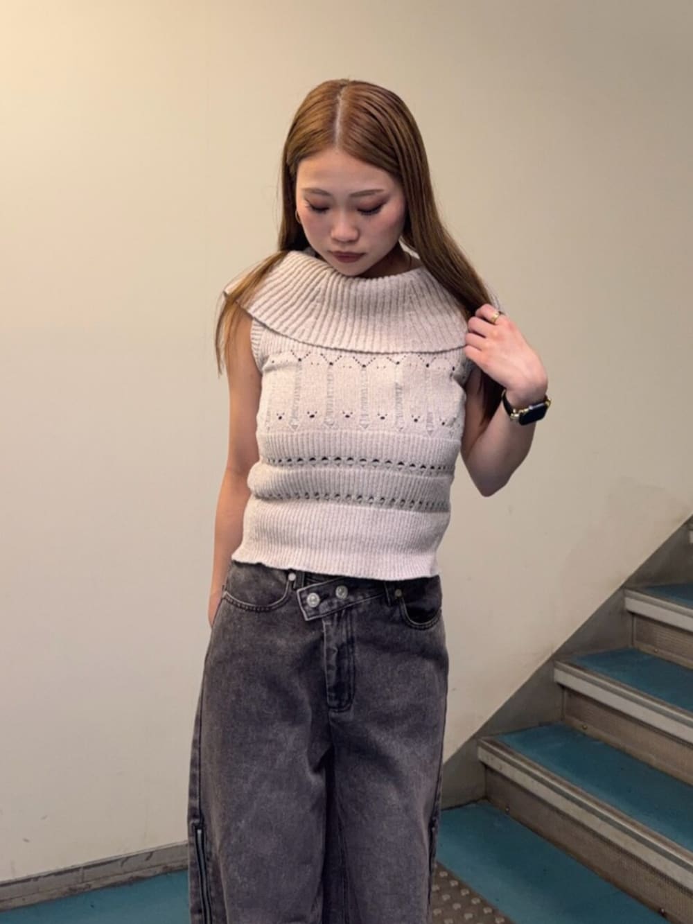 ブラック系のブーツ、ベージュ系のニット/セーター、ブラック系のデニムパンツを着用したレディースの夏コーディネートの4枚目の写真