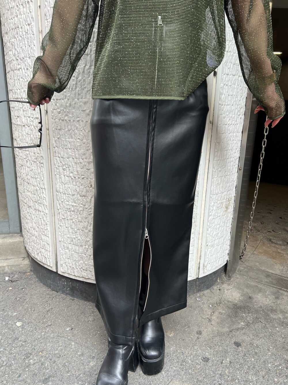 グリーン系のTシャツ/カットソー、ブラック系のスカートを着用したレディースの冬コーディネートの9枚目の写真