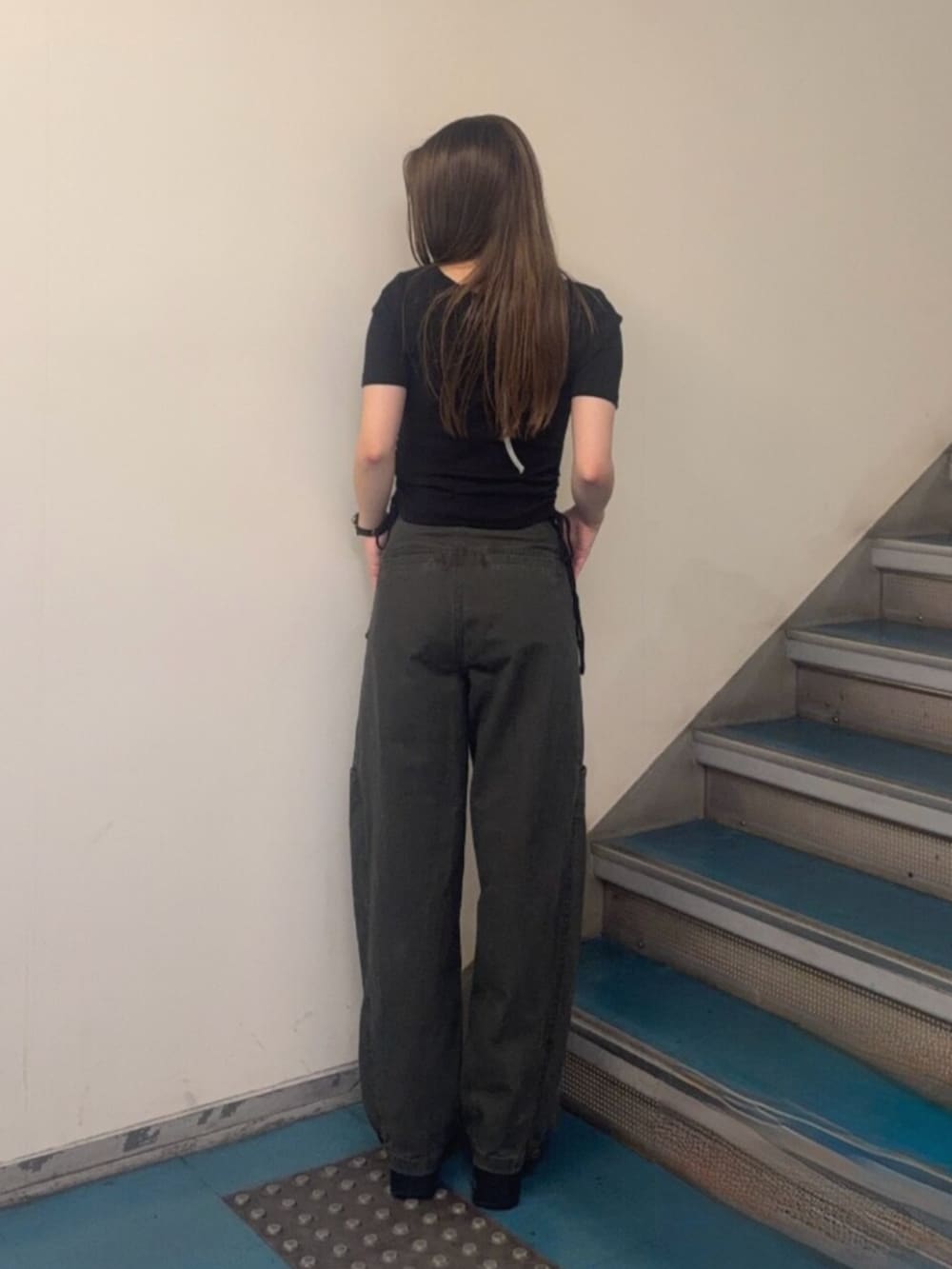 ブラック系のブーツ、ブラック系のTシャツ/カットソー、ベージュ系のその他パンツを着用したレディースの夏コーディネートの3枚目の写真